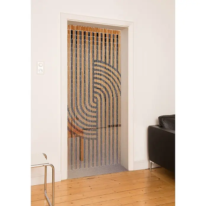 Conacord Türvorhang Japandi - Natur/Schwarz, B x H: 90 x 200 cm - Perlenvorhang in Holz- und Schwarzfarben mit Spiralmuster, in einer Türöffnung hängend.