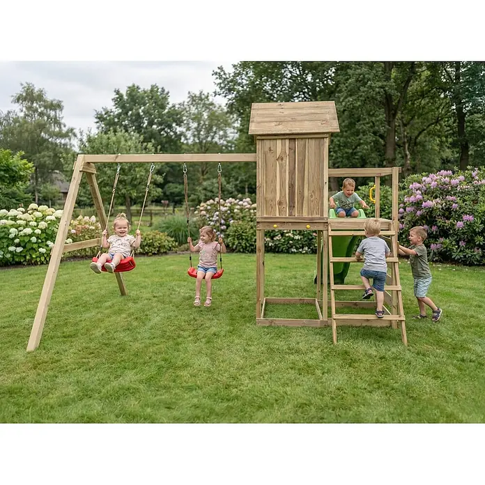 Max Play Kinderspielturm 5 - L x B x H: 370 x 368 x 262 cm, Natur - Holzspielplatz mit Rutsche und zwei roten Schaukeln, Kinder spielen im Garten.