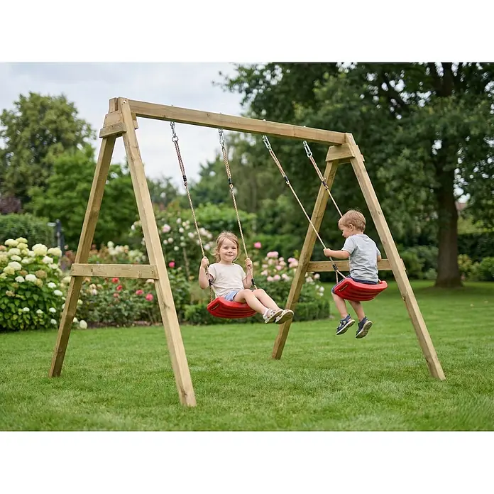 Max Play Schaukel Swing - B x L: 198 x 217 cm, Holz - Holzschaukel mit zwei roten Sitzen in einem Garten, auf der zwei Kinder fröhlich schaukeln.