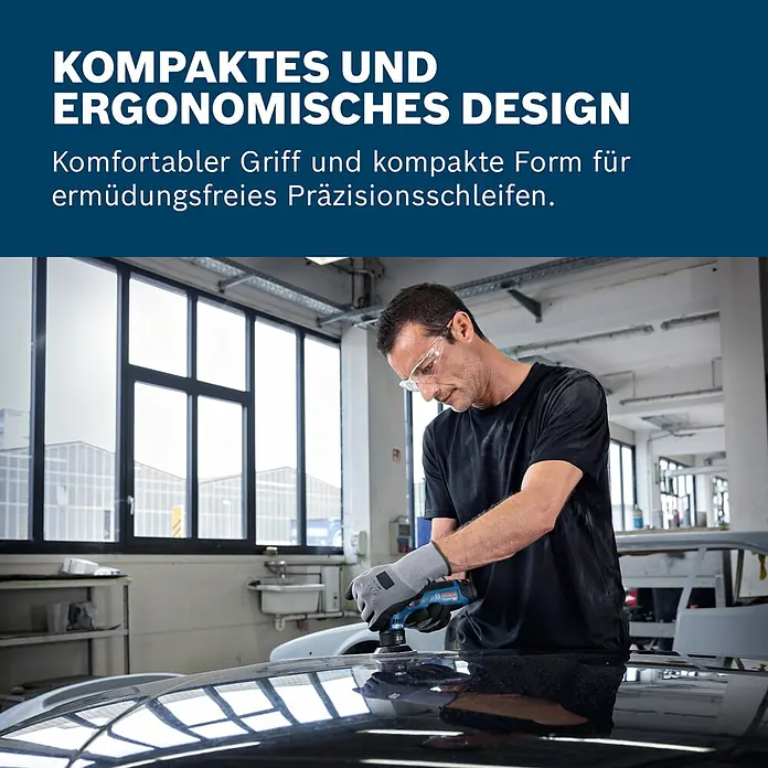 Bosch Professional Akku-Exzenterschleifer GEX 12V-77 - 12 V, Ohne Akku, Durchmesser Schleifteller: 77 mm - Mann mit Schutzbrille und Handschuhen benutzt einen blau-schwarzen Bosch Exzenterschleifer zum Polieren einer Motorhaube in einer Werkstatt.