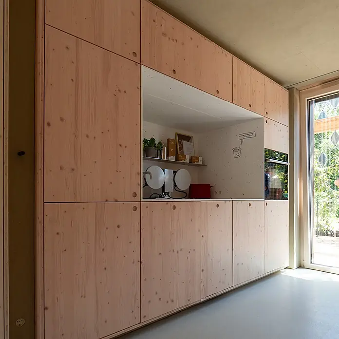 elka 3-Schichtplatte Vita - Douglasie, 2.500 x 660 x 19 mm - Raumhohe Küchenschrankwand aus hellem Naturholz mit Astlöchern, mit offener Nische und integriertem Backofen.