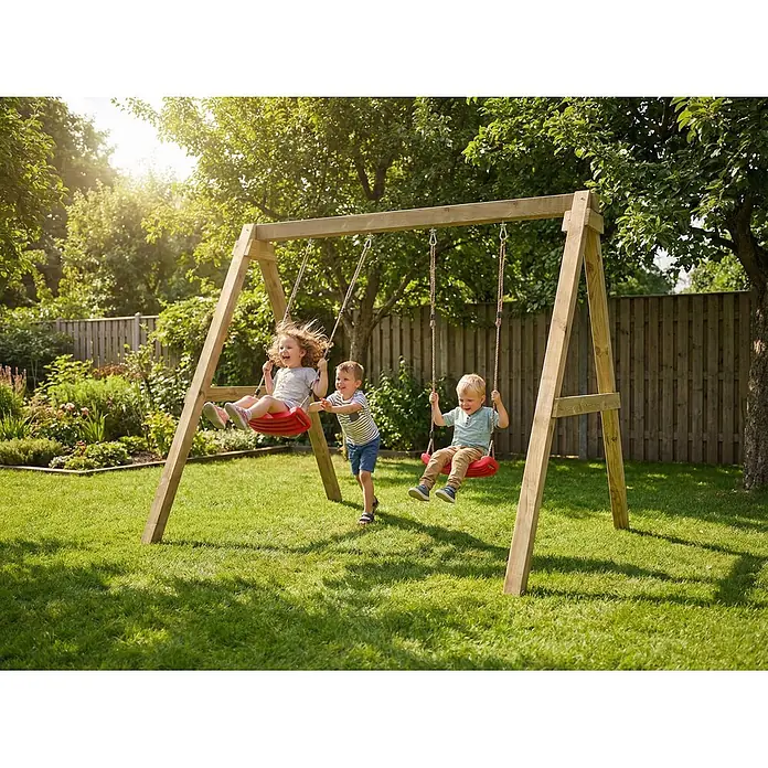 Max Play Schaukel Swing - B x L: 198 x 217 cm, Holz - Schaukelgerüst aus Holz mit zwei roten Schaukeln. Drei Kinder spielen vergnügt darauf.