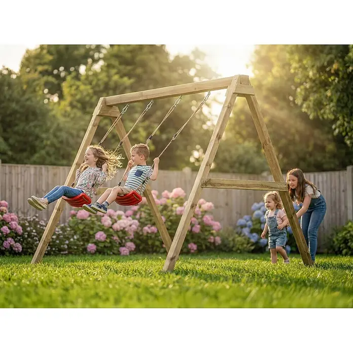 Max Play Schaukel Swing - B x L: 198 x 217 cm, Holz - Schaukelgerüst aus Holz in einem sonnigen Garten. Zwei Kinder schaukeln, während ein weiteres Kind in der Nähe spielt.