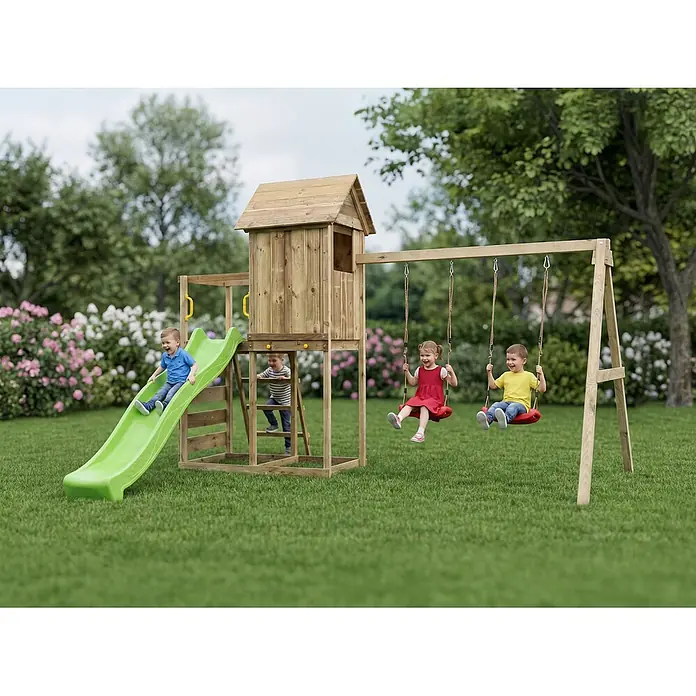 Max Play Kinderspielturm 5 - L x B x H: 370 x 368 x 262 cm, Natur - Hölzernes Spielgerüst mit grüner Rutsche und roten Schaukeln in einem Garten, mit drei spielenden Kindern.