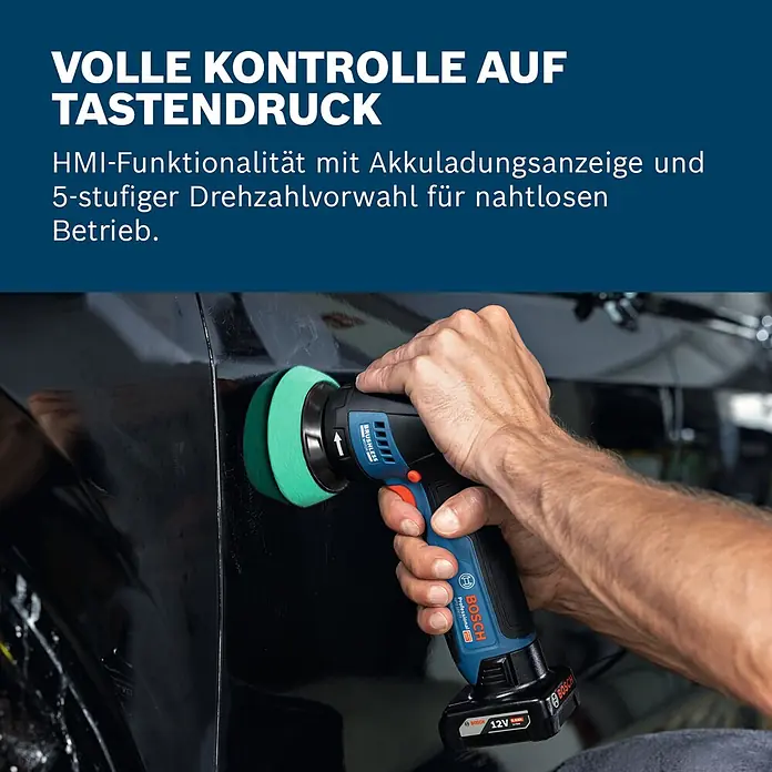 Bosch Professional Akku-Poliermaschine GPO 12V-77 - 12 V, Ohne Akku, Leerlaufdrehzahl: 600 U/min - 2.200 U/min - Hand hält blauen Bosch Akku-Polierer mit grünem Pad, im Einsatz auf dunkler Autolackfläche.