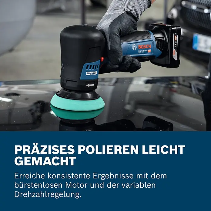 Bosch Professional Akku-Poliermaschine GPO 12V-77 - 12 V, Ohne Akku, Leerlaufdrehzahl: 600 U/min - 2.200 U/min - Eine Person poliert mit einem blauen Bosch GPO 12V-77 Akku-Polierer und grünem Pad eine dunkle Autooberfläche.