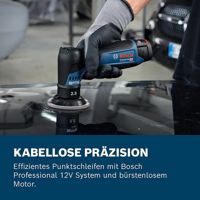 Bosch Professional Akku-Exzenterschleifer GEX 12V-77 - 12 V, Ohne Akku, Durchmesser Schleifteller: 77 mm - Hand mit Handschuh poliert mit blau-schwarzem Bosch Professional Akku-Exzenterschleifer eine dunkle Oberfläche.