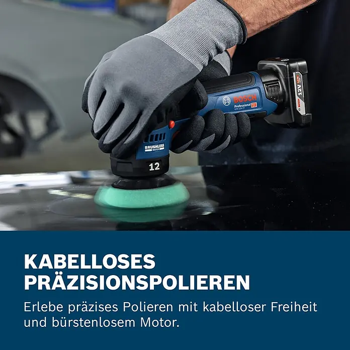Bosch Professional Akku-Poliermaschine GPX 12V-77 - 12 V, Ohne Akku, Leerlaufdrehzahl: 1.400 U/min - 7.000 U/min - Person mit Handschuhen poliert dunkle Oberfläche mit blauem Bosch Akku-Präzisionspolierer und grünem Pad.
