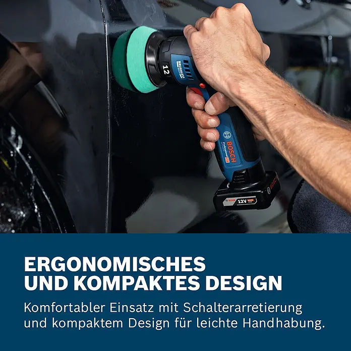 Bosch Professional Akku-Poliermaschine GPX 12V-77 - 12 V, Ohne Akku, Leerlaufdrehzahl: 1.400 U/min - 7.000 U/min - Eine Hand hält eine blau-schwarze Bosch Akku-Poliermaschine mit grünem Pad, die eine dunkle Autokarosserie poliert. Ergonomisches und kompaktes Design.
