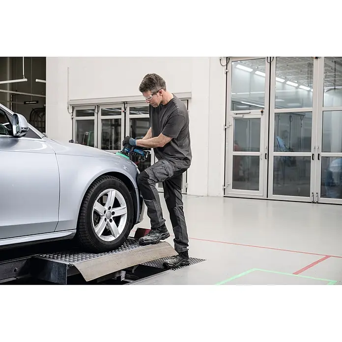 Bosch Professional Akku-Poliermaschine GPX 12V-125 - 12 V, Ohne Akku, Leerlaufdrehzahl: 1.400 U/min - 7.000 U/min - Ein Mann poliert die Motorhaube eines silbernen Autos mit einer blau-schwarzen Akku-Poliermaschine.