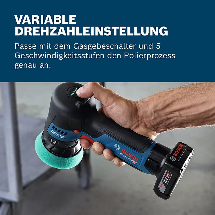Bosch Professional Akku-Poliermaschine GPX 12V-77 - 12 V, Ohne Akku, Leerlaufdrehzahl: 1.400 U/min - 7.000 U/min - Eine Hand hält einen blauen und schwarzen Bosch Akku-Polierer mit grünem Pad. Er hat eine variable Drehzahlregelung.
