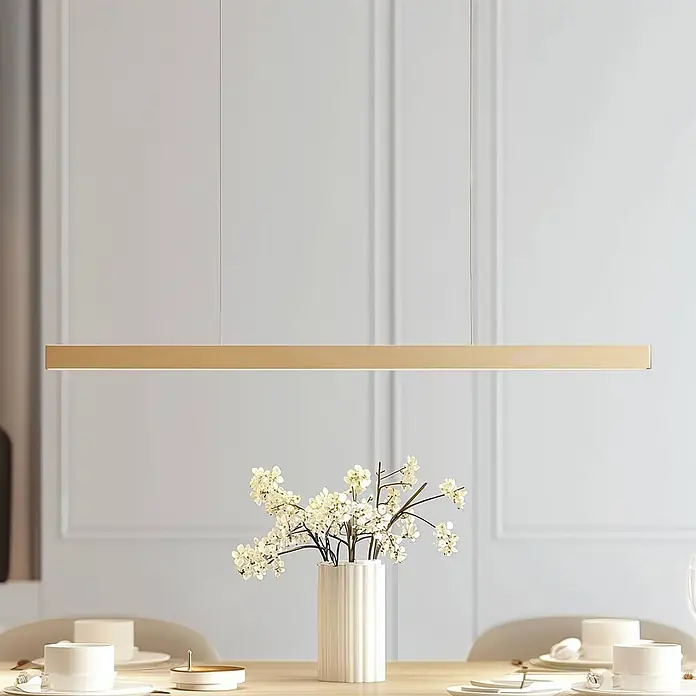 Lucande Pendelleuchte Mylosh - L x B x H: 110 x 1,8 x 4,7 cm, messing / gold, gold - Goldene lineare LED-Pendelleuchte über einem modernen Esstisch.