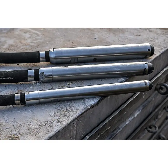 Bosch Professional Innenrüttler Akku-Betonrüttler-System GDI50-500 - Kabellänge: 5 m - Drei robuste Edelstahl-Industriewerkzeuge mit schwarzen Schläuchen, auf einer Betonoberfläche.