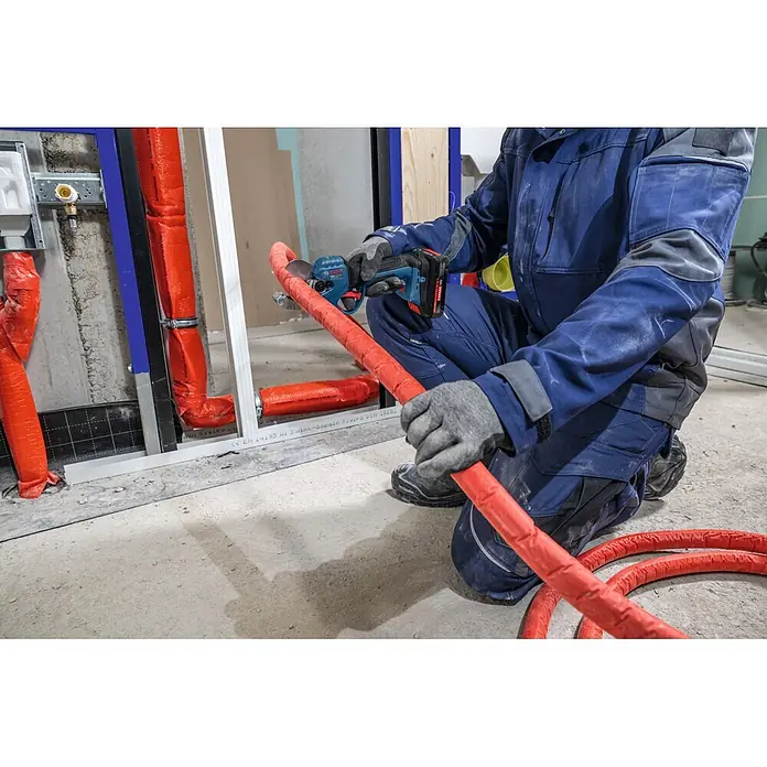 Bosch Professional AMPShare 18V Akku-Rohrschere GPC18V-32P - 18 V, Anzahl Akkus: Ohne Akku, Inkl. L-BOXX 136 - Arbeiter schneidet mit einem blauen Bosch Akku-Schneidwerkzeug ein rotes isoliertes Rohr.