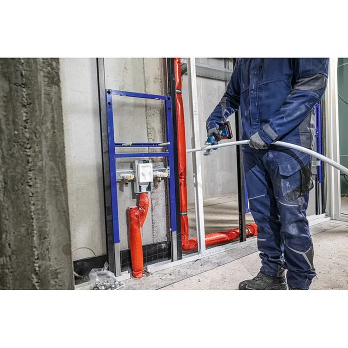 Bosch Professional AMPShare 18V Akku-Rohrschere GPC18V-32P - 18 V, Anzahl Akkus: Ohne Akku, Inkl. L-BOXX 136 - Arbeiter schneidet weißes Rohr mit blauem Akku-Rohrschneider bei Sanitärinstallation.