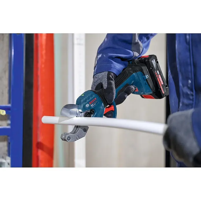 Bosch Professional AMPShare 18V Akku-Rohrschere GPC18V-32P - 18 V, Anzahl Akkus: Ohne Akku, Inkl. L-BOXX 136 - Hand in Arbeitshandschuh verwendet blauen Bosch Akku-Rohrschneider zum Schneiden eines weißen Kunststoffrohrs.