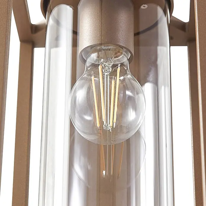 Lucande Außenwandleuchte Ferda - braun / rost, braun / rost, IP44 - Nahaufnahme einer Leuchte mit LED-Glühbirne in einem klaren Glaszylinder und bronzefarbenem Rahmen.