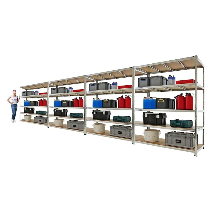 Proregal Schwerlastregal RAGNAR Mega Deal 4 Stück - H x B x T: 180 x 150 x 60 cm, Traglast pro Boden: 175 kg, Anzahl Böden: 5 Stk., Stecken, Verzinkt - Verzinktes Stahlregal mit Holzböden, gefüllt mit Lagerartikeln. Eine Frau dient als Größenvergleich.