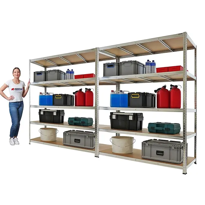 Proregal Schwerlastregal RAGNAR Mega Deal 2 Stück - H x B x T: 180 x 150 x 60 cm, Traglast pro Boden: 175 kg, Anzahl Böden: 5 Stk., Stecken, Verzinkt - Zwei Schwerlast-Metallregale mit Holzablagen, beladen mit verschiedenen Lagerbehältern. Eine Frau steht daneben als Größenvergleich.