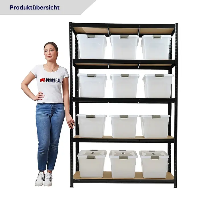 Proregal Schwerlastregal RAGNAR inkl 12x Aufbewahrungsbox 30 Liter - H x B x T: 180 x 120 x 40 cm, Traglast pro Boden: 175 kg, Anzahl Böden: 5 Stk., Stecken, Schwarz - Schwarzes Metallregal mit Holzböden und weißen Lagerboxen. Eine Frau steht daneben als Größenvergleich.