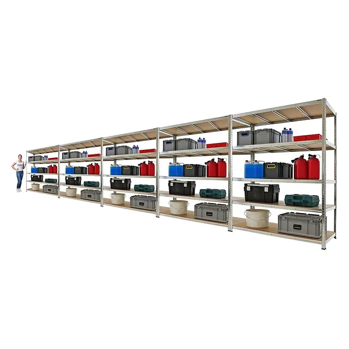 Proregal Schwerlastregal RAGNAR Mega Deal 5 Stück - H x B x T: 180 x 150 x 60 cm, Traglast pro Boden: 175 kg, Anzahl Böden: 5 Stk., Stecken, Verzinkt - Langes Metallregal mit Holzbrettern, beladen mit diversen Lagerboxen und Behältern. Eine Person dient als Größenvergleich.