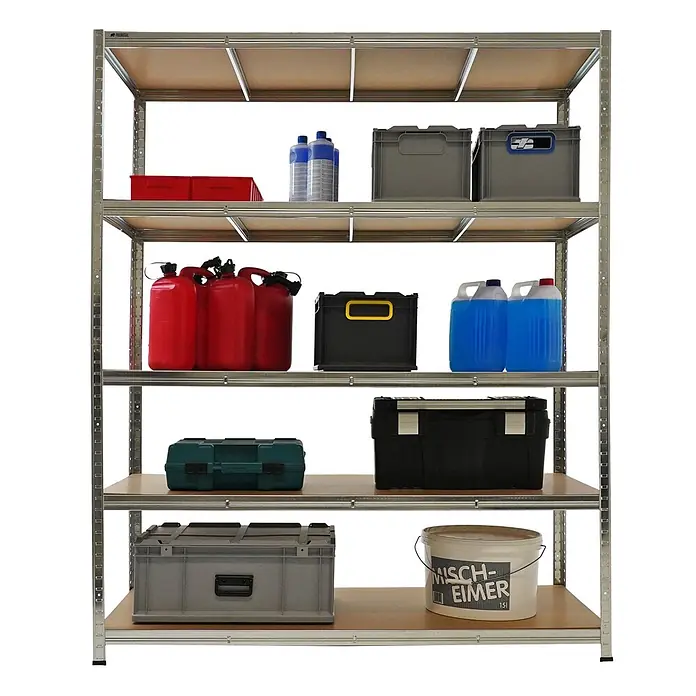 Proregal Schwerlastregal RAGNAR Mega Deal 5 Stück - H x B x T: 180 x 150 x 60 cm, Traglast pro Boden: 175 kg, Anzahl Böden: 5 Stk., Stecken, Verzinkt - Ein Metallregal mit fünf Holzablagen, gefüllt mit verschiedenen Aufbewahrungsbehältern, Kanistern und Werkzeugkisten.