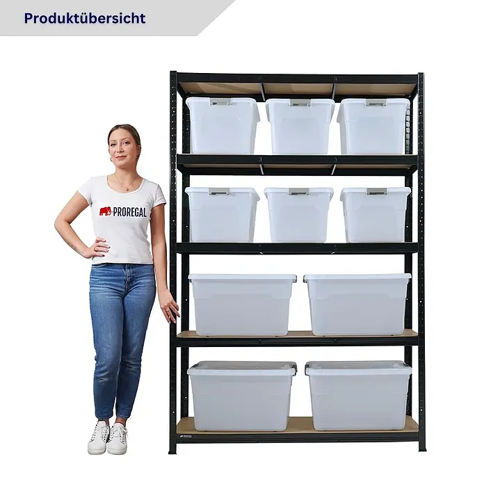 Proregal Schwerlastregal RAGNAR inkl 10x Aufbewahrungsbox 30 & 45 Liter - H x B x T: 180 x 120 x 40 cm, Traglast pro Boden: 175 kg, Anzahl Böden: 5 Stk., Stecken, Schwarz - Eine Frau steht neben einem schwarzen Metallregal mit Holzbrettern und weißen Plastikboxen, was seine praktische Lagerkapazität zeigt.