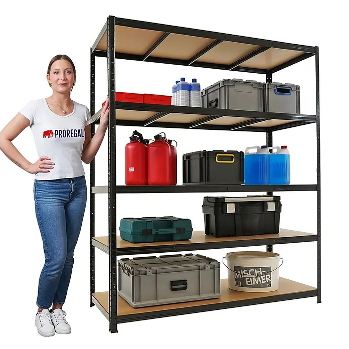 Proregal Schwerlastregal TAURUS - H x B x T: 180 x 150 x 60 cm, Traglast pro Boden: 175 kg, Anzahl Böden: 5 Stk., Stecken, Schwarz - Schwarzes Metallregal mit Holzablagen, mit Lagerboxen und einer Frau zur Größenanzeige.