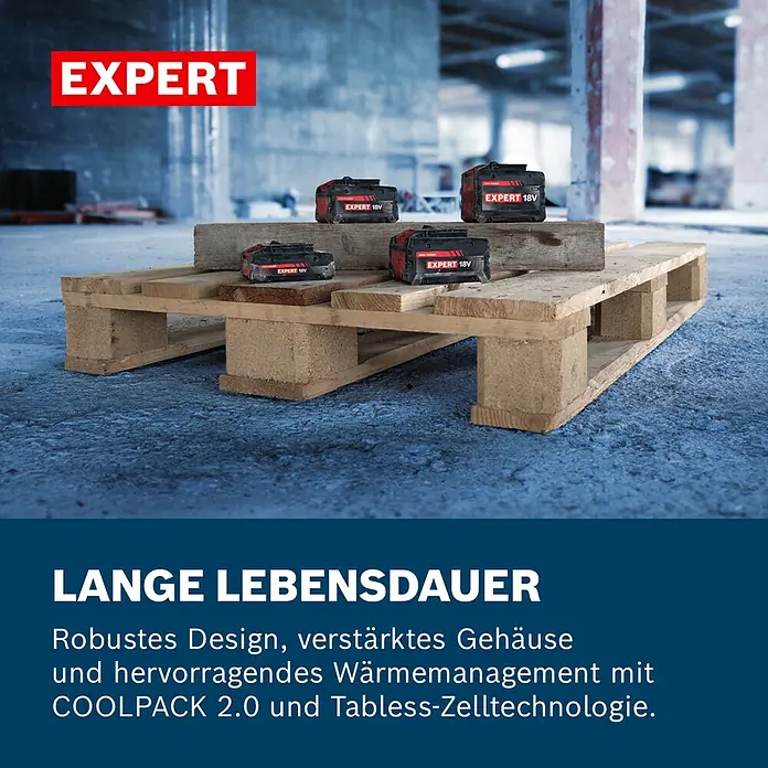 Bosch Professional AMPShare 18V Akku & Ladegerät 1X EXBA 18V-40, GAL 12V/18V - 18 V, 1 Akku, 4 Ah - Vier schwarze und rote EXPERT 18V Akkus auf einer Holzpalette in Industriekulisse.