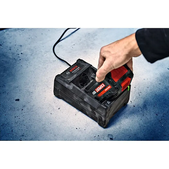 Bosch Professional AMPShare 18V Akku & Ladegerät Starter-Set Expert 2x EXBA18V-55 + GAL12V/18V-80 - 18 V, 2 Akkus, 5,5 Ah - Eine Hand steckt einen rot-schwarzen Bosch Professional 18V Akku in ein schwarzes Ladegerät.