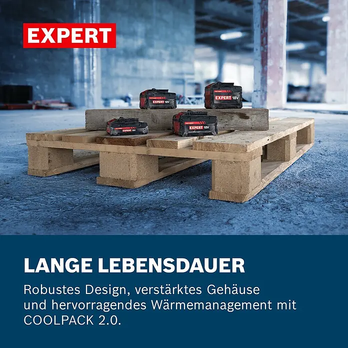 Bosch Professional AMPShare 18V Akku Expert - 18 V, 5,5 Ah, Li-Ionen - Schwarze EXPERT 18V Akkus mit roten Akzenten auf einer Holzpalette in einem Industriegebäude.