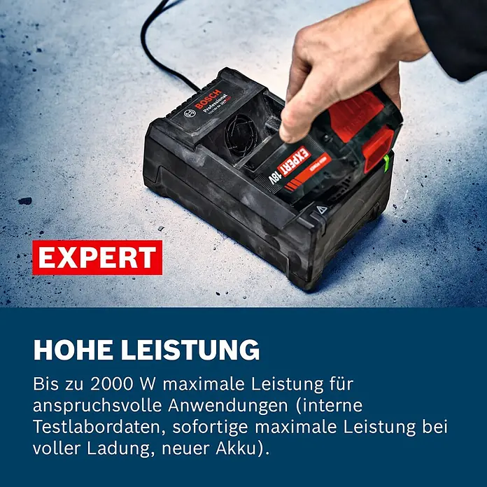 Bosch Professional AMPShare 18V Akku Expert - 18 V, 5,5 Ah, Li-Ionen - Hand steckt schwarzen und roten Bosch EXPERT 18V Akku in schwarzes Bosch Professional Ladegerät auf Beton.