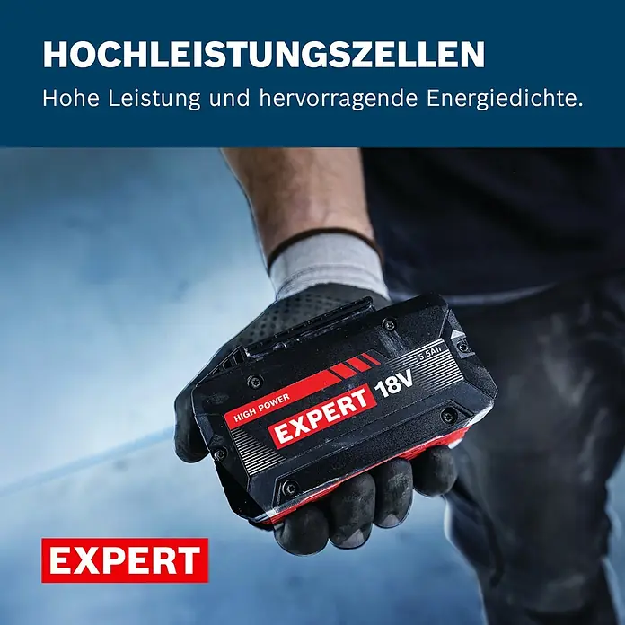 Bosch Professional AMPShare 18V Akku Expert - 18 V, 5,5 Ah, Li-Ionen - Eine behandschuhte Hand hält einen schwarz-roten „EXPERT 18V 5.5Ah“ Hochleistungsakku.