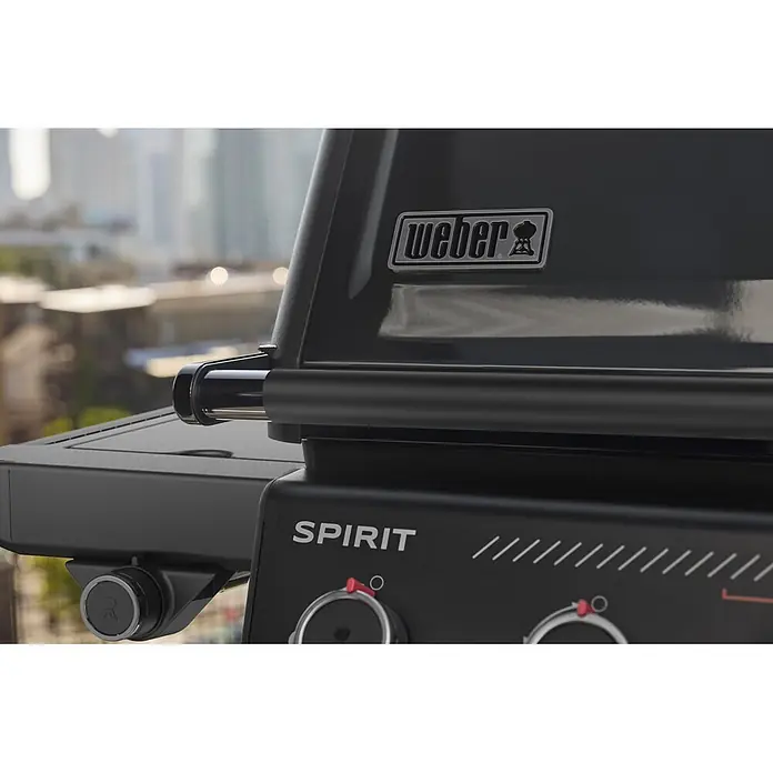 Weber Barbacoa de gas Spirit EPX-435R + Rustidor - Superficie de la parrilla (An x Pr): 61 x 45 cm, 10,3 kW, Número de quemadores: 4 - Primer plano de una parrilla Weber Spirit negra con perillas de control, al aire libre.