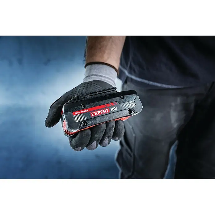 Bosch Professional AMPShare 18V Akku & Ladegerät Starter-Set 2x EXBA18V-40 + GAL 12V/18V-80 - 18 V, 2 Akkus, 4 Ah - Schwarzer und roter EXPERT 18V 4Ah Akku für Elektrowerkzeuge, gehalten von einer behandschuhten Hand.