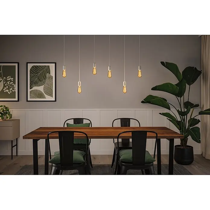Paulmann LED-Lampe Filament in I-Form ST64 - E27, Dimmbar, Warmweiß, 300 lm, 4,2 W - Sechs Pendelleuchten mit Edison-Glühbirnen beleuchten einen dunklen Holzesstisch und schwarze Metallstühle.