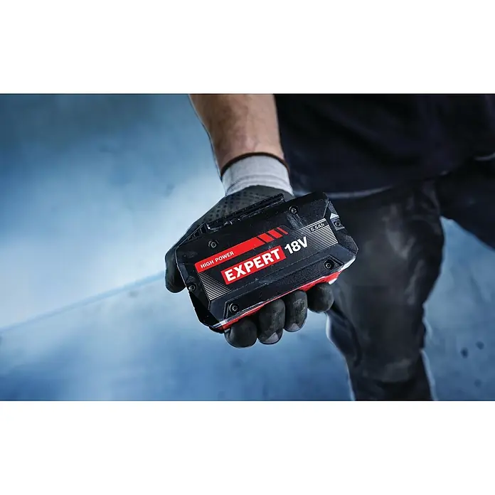 Bosch Professional AMPShare 18V Akku & Ladegerät Starter-Set Expert 2x EXBA18V-55 + GAL12V/18V-80 - 18 V, 2 Akkus, 5,5 Ah - Schwarzer und roter EXPERT 18V 5.5Ah Akku mit hoher Leistung, von einer behandschuhten Hand gehalten.