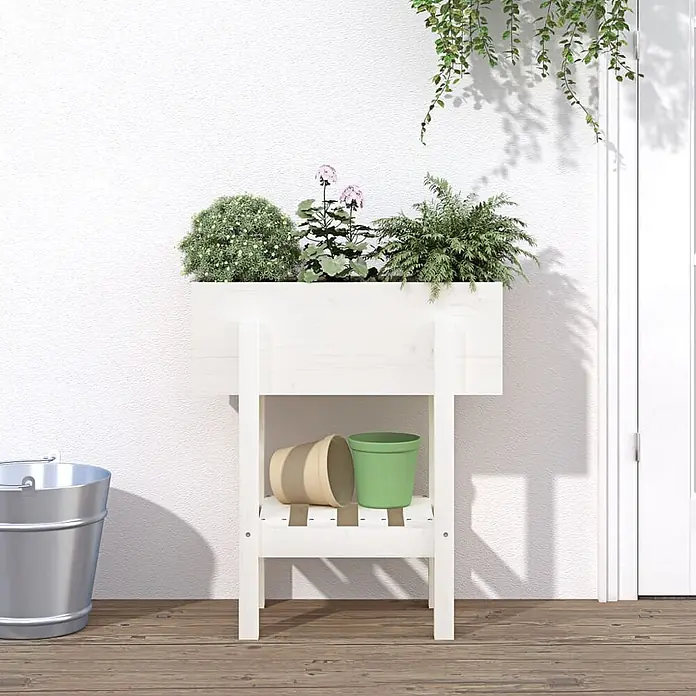 Furnicato Kräuterhochbeet Massives Kiefernholz - L x B x H: 30 x 62 x 69 cm, Material: Holz - Weißer Holz-Pflanzkasten auf Ständer mit Pflanzen und einer unteren Ablage mit zwei Töpfen.