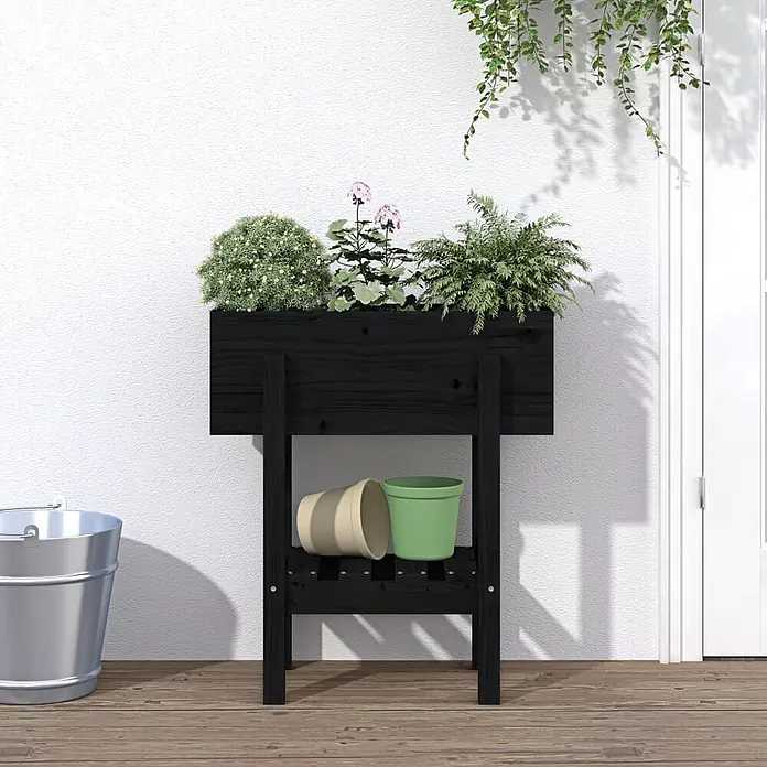 Furnicato Kräuterhochbeet Kiefernholz - L x B x H: 30 x 62 x 69 cm, Material: Holz - Schwarzes Hochbeet aus Holz mit Ablage für Pflanzen auf einer Terrasse.