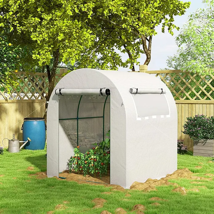 Outsunny Gewächshaus - 180 x 180 cm, Material Seitenwand: Kunststoff, 0,3 mm, Weiß - Kleines weißes, lichtdurchlässiges Minigewächshaus im Garten mit Tomatenpflanzen.