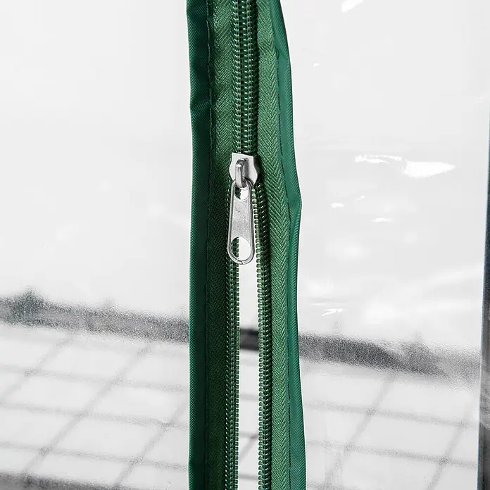 Outsunny Gewächshaus - 70 x 50 cm, Material Seitenwand: Kunststoff, 0,3 mm, Dunkelgrau - Teilweise geöffneter grüner Reißverschluss mit silbernem Zipper an einer transparenten Gewächshausabdeckung.