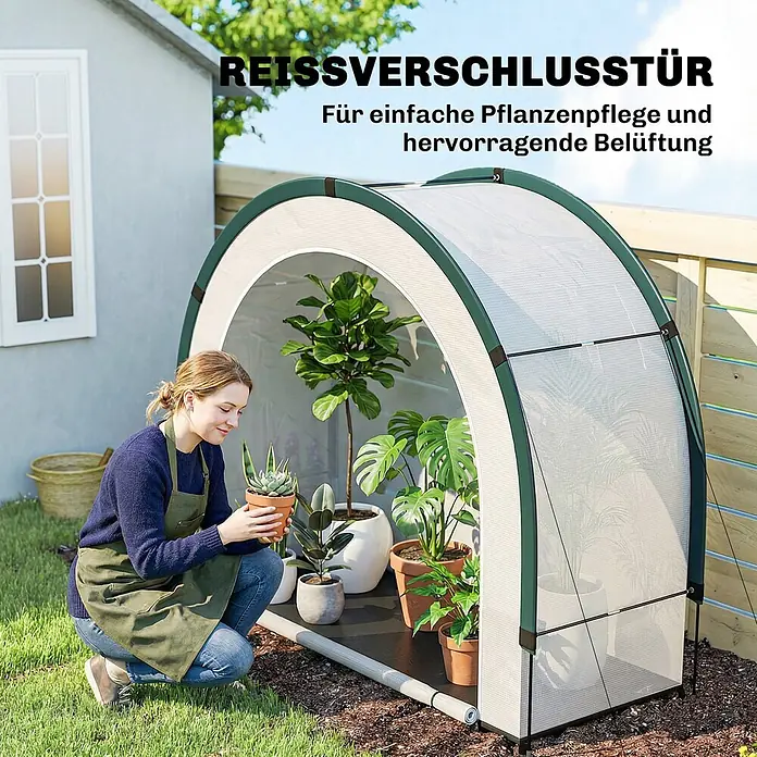 Outsunny Gewächshaus - Außenmaß inkl. Dachüberstand (B x T): 200 x 80 cm, Material Seitenwand: Kunststoff, 0,3 mm, Dunkelgrün - Gewölbtes Gewächshaus mit Reißverschlusstür für einfache Pflanzenpflege und Belüftung. Eine Frau kümmert sich um Pflanzen darin.