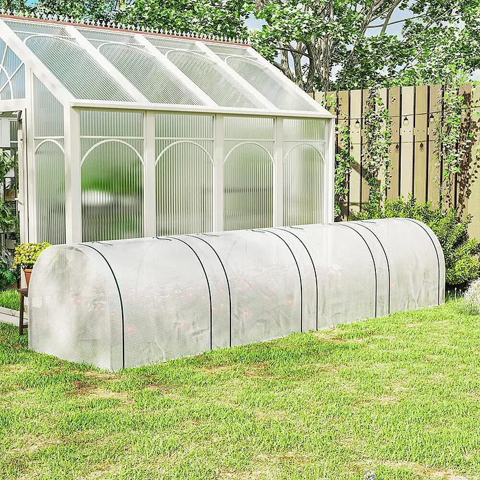 Outsunny Gewächshaus - Außenmaß inkl. Dachüberstand (B x T): 395 x 100 cm, Material Seitenwand: Kunststoff, 0,3 mm, Grün - Langes, tunnelförmiges Frühbeet mit lichtdurchlässiger, netzverstärkter Abdeckung und grünen Stützbügeln auf Rasen.