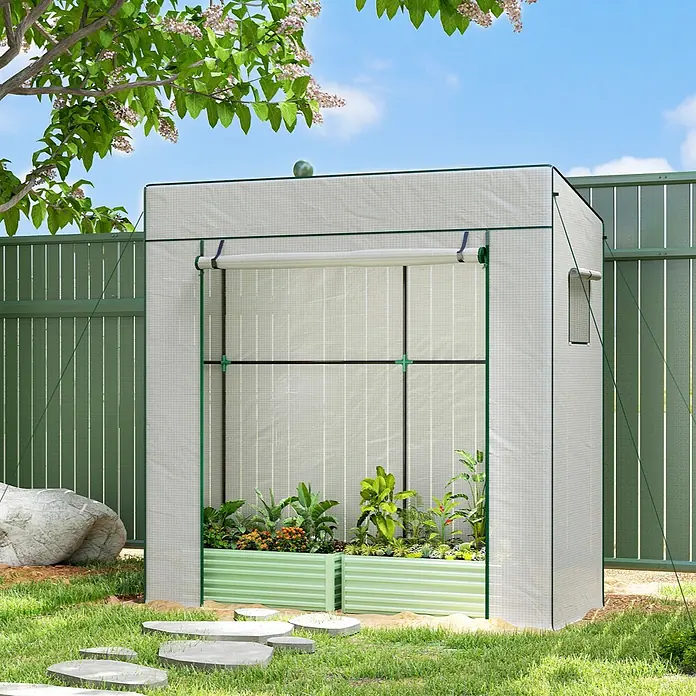 Furnicato Gewächshaus - 77 x 196 cm, Material Seitenwand: Stahl, 14 mm, weiß - Weißes tragbares Gewächshaus mit grünem Rahmen im Garten, umschließt zwei hellgrüne Hochbeete mit Pflanzen.