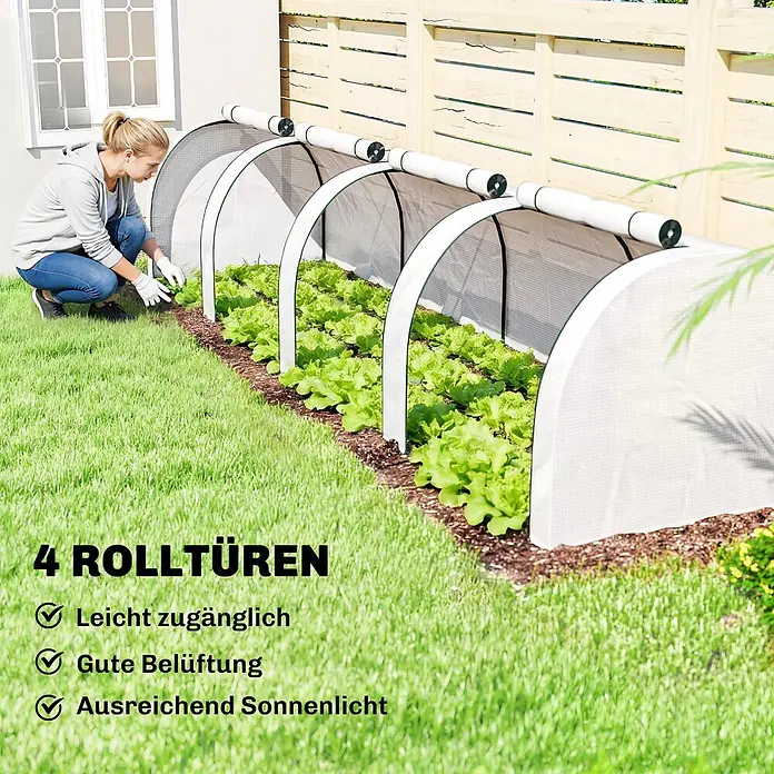 Outsunny Gewächshaus - Außenmaß inkl. Dachüberstand (B x T): 395 x 100 cm, Material Seitenwand: Kunststoff, 0,3 mm, Grün - Eine Frau gärtnert in weißen und grünen Gartentunneln mit aufrollbaren Abdeckungen, die einfachen Zugang und Belüftung zeigen.