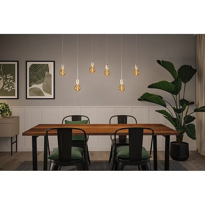 Paulmann LED-Lampe S-Form G95 - E27, Dimmbar, Warmweiß, 300 lm, 4,2 W - Sechs Pendelleuchten mit bernsteinfarbenen Edison-Glühbirnen beleuchten einen Esstisch aus Holz.