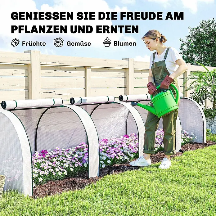 Outsunny Gewächshaus - Außenmaß inkl. Dachüberstand (B x T): 395 x 100 cm, Material Seitenwand: Kunststoff, 0,3 mm, Grün - Weißes Gitter-Tunnelgewächshaus mit grünen Rahmen, das blühende Blumen in einem Garten schützt, von einer Person gegossen. Mit Text über Gartenfreude.