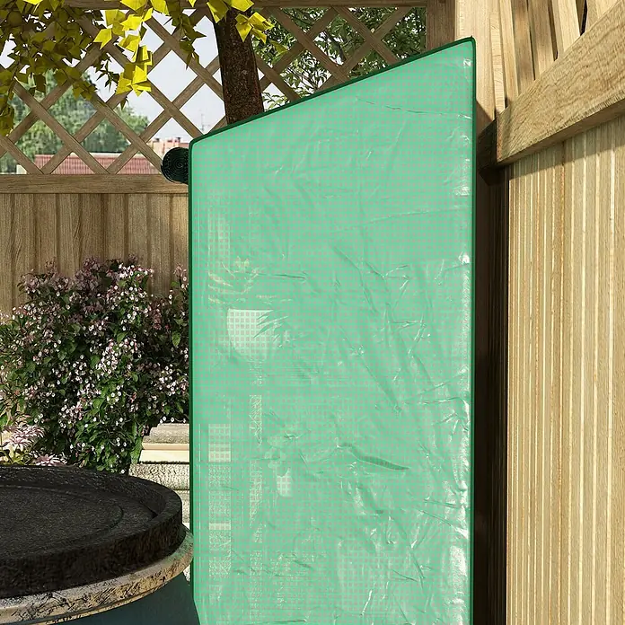 Outsunny Gewächshaus - Außenmaß inkl. Dachüberstand (B x T): 143 x 46 cm, Material Seitenwand: Kunststoff, 0,3 mm, Grün - Hellgrüner Gitter-Sichtschutz mit Karomuster, im Freien an Holzstrukturen montiert.