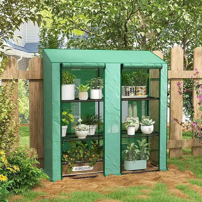 Outsunny Gewächshaus - Außenmaß inkl. Dachüberstand (B x T): 143 x 46 cm, Material Seitenwand: Kunststoff, 0,3 mm, Grün - Grünes Minigewächshaus im Garten, gefüllt mit verschiedenen Topfpflanzen, ideal für den Heimgarten.