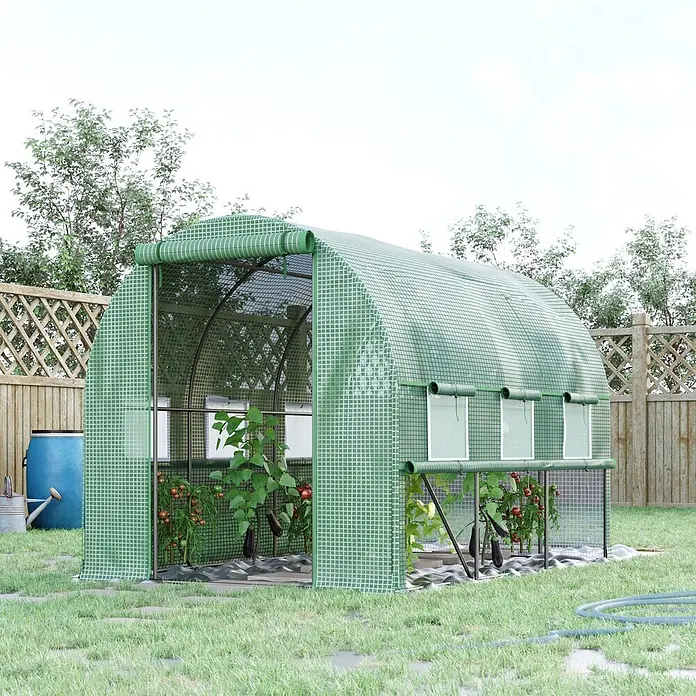Furnicato Gewächshaus - 200 x 295 cm, Material Seitenwand: Stahl, 14 mm, grün - Grünes, bogenförmiges Gewächshaus mit Gitterbezug im Garten, mit aufrollbaren Fenstern und Pflanzen wie Tomaten und Auberginen.